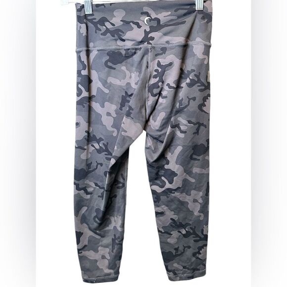 EUC ZYIA Active Women’s Camo Athletic Crop Leggings Workout - Size 4 - Picture 3 of 5